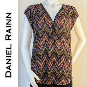 Daniel Rainn Top Medium Black Multicolor Chevron Aztec Zip Front Cap Sleeve NEW